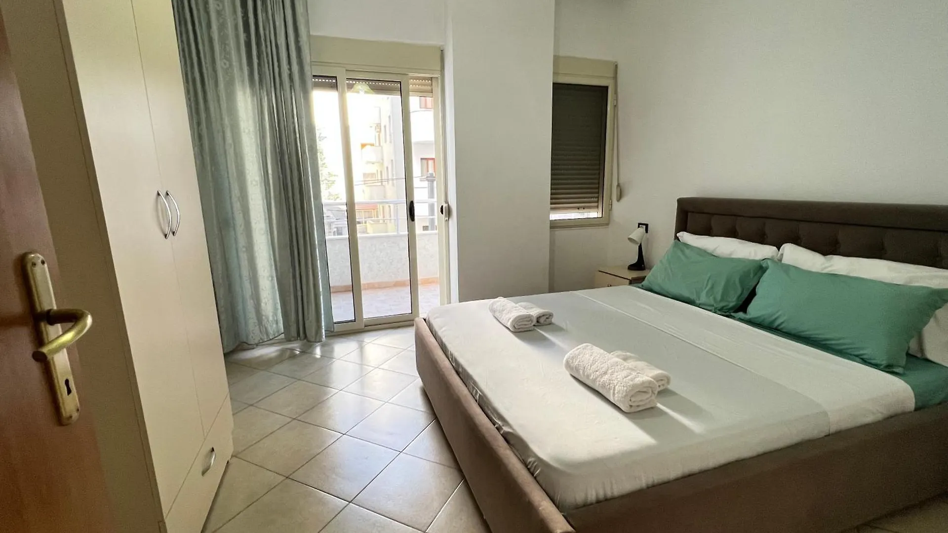 Sol - Entire Holiday Apartment On A Budget Durrës