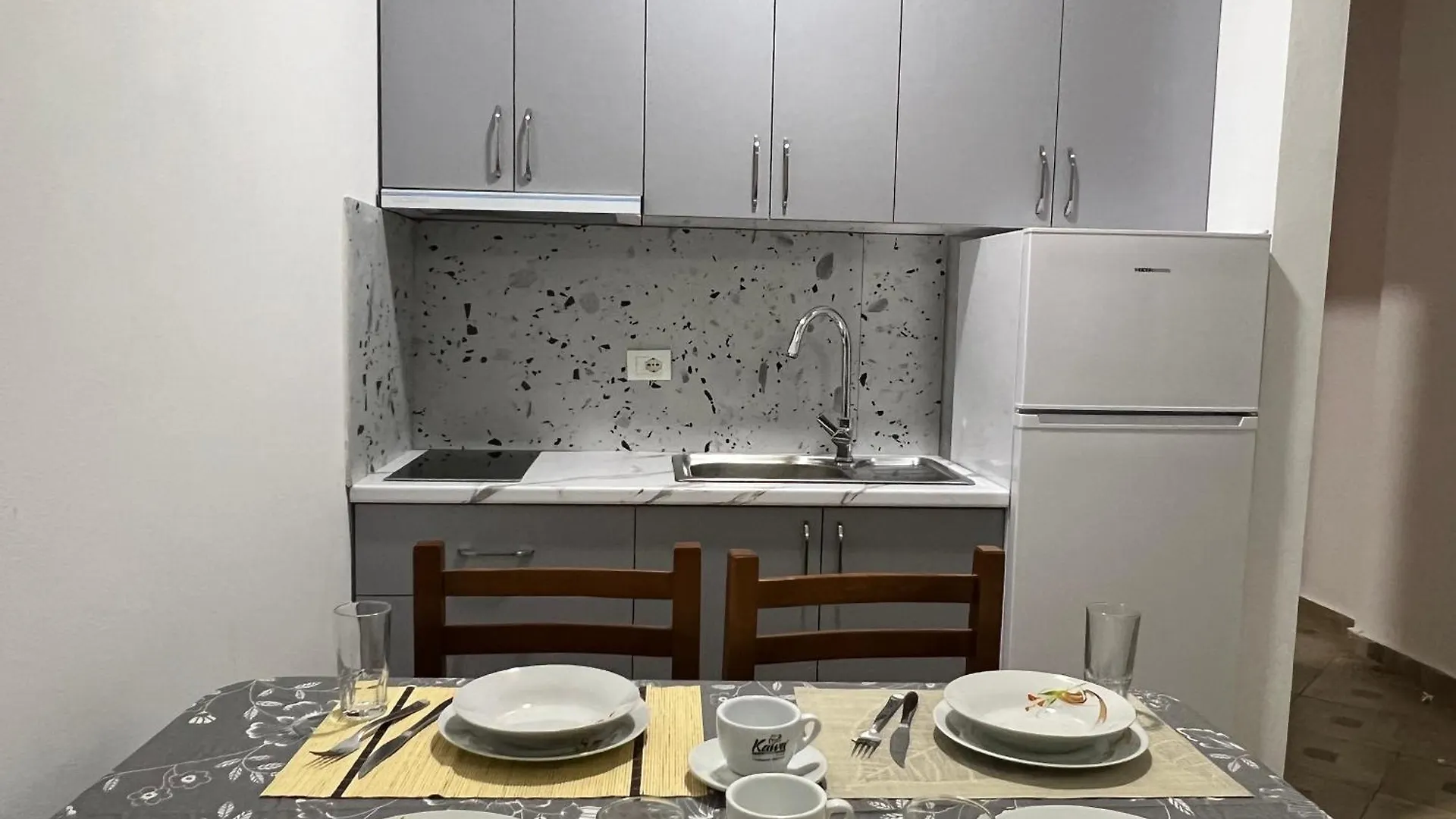 Sol - Entire Holiday Apartment On A Budget Durrës Albanien